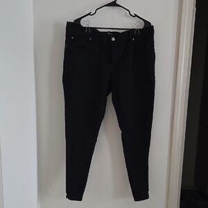 Sleek Black Skinny Jeans with Tapered Fit